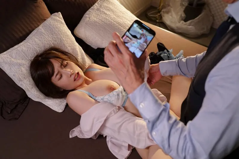 Sếp chuốc thuốc em thư ký bắt chịch cả đêm khi đi công việc xa