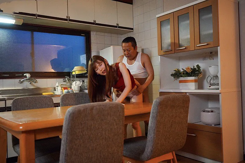 Con nhỏ bị chồng mới của mẹ chịch mỗi ngày, cho dù đã có người yêu